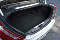 トランクルームの様子。フロアボードの下には、スペアタイヤとバッテリーがおさめられている。（写真をクリックすると、上記収納パーツが見られます）
    