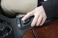 センターコンソールに配置された「リモートタッチ」。画面の操作フィーリングがノブに伝わるため、慣れれば直感でカーナビや空調、オーディオを操作できる。