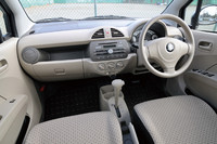 「アルト エコ」のエクステリアは、「アルト」とほとんど見分けがつかない。インテリアも同様で、違いといえば、アイドリングストップ機能のON/OFFボタンが備わるくらいのもの。