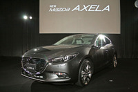 大幅改良を受けた「マツダ・アクセラ」。ボディーカラーは新色の「マシーングレープレミアムメタリック」。