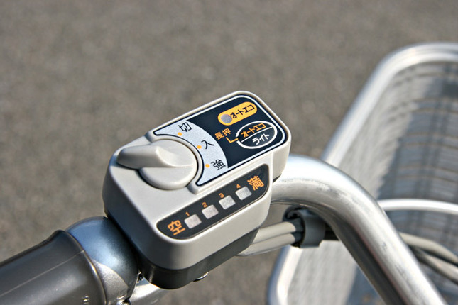 電動アシストの切り換えスイッチ。アシスト力の選択は、左側のダイヤルを回して変える。オートエコボタンを長押しすれば、場面ごとに必要に応じたアシストをしてくれる。よって、バッテリーの節約につながる。