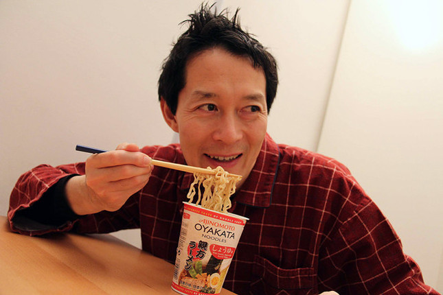 「親方ラーメン」を夜食にする筆者。パリにて。