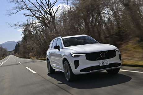 マイナーチェンジしたボルボのフラッグシップSUV「XC90」が上陸。プラグインハイブリッド車のステアリング...