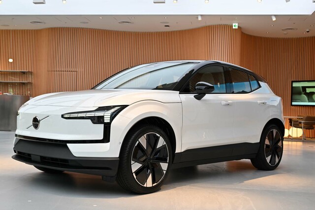 世界初披露からわずか1週間で日本上陸！ ボルボの新型車「EX30」を写真