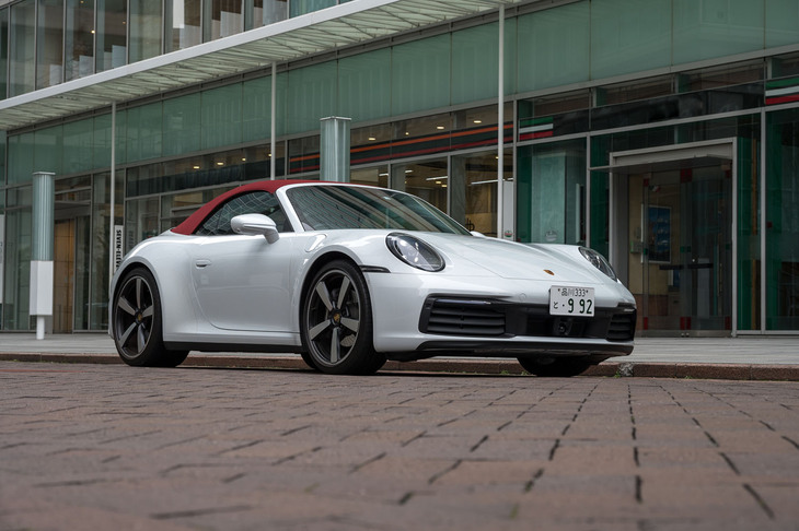 「カレラ カブリオレ」の3リッター水平対向6気筒ターボユニットは最高出力385PSと最大トルク450N・mを発生する。