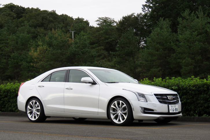 編集部にやってきた白い「キャデラックATSセダン」。これから2カ月よろしく！