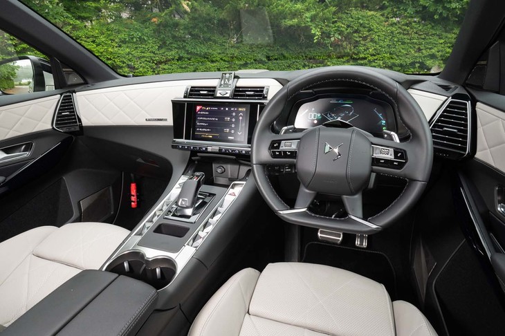 一流のホテルやレストランが立ち並ぶパリの通りにちなんで名づけられた「RIVOLI（リボリ）」インテリア。ダッシュボードやドアパネルにはパールホワイトのキルティングレザーが大胆に使われる。