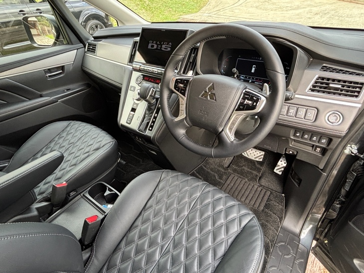 内装は木目調だったパネルを金属調に変更。ディーラーオプションの11インチナビゲーションも大きさが際立っている。