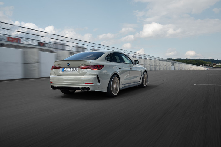 AWDらしいスタビリティーの強さに支配された「B3 GT」に対し、「B4 GT」（写真）はFR的な性格づけがなされていた。ボディーの硬さに対するアシの柔らかさ、500PSオーバーというイメージを覆すような扱いやすさは“いかにもアルピナ”という印象だった。