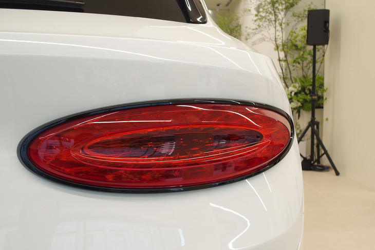 ベントレー・ベンテイガ（リアコンビランプ）