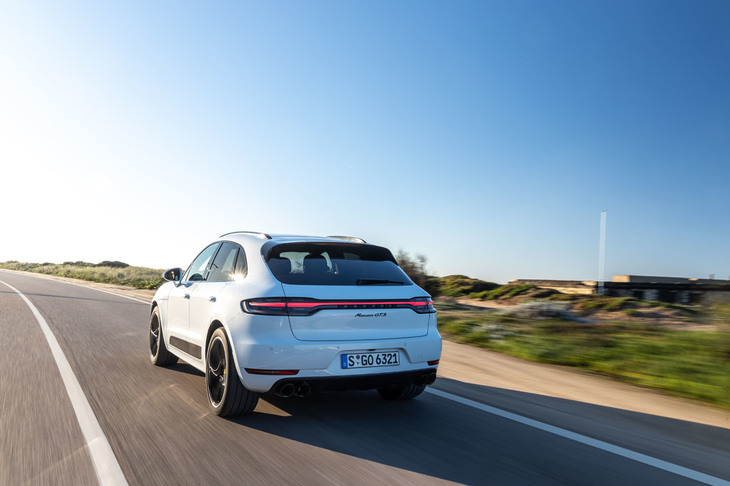 オプション設定される「スポーツクロノパッケージ」装着車の0-100km/h加速は従来モデルより0.3秒速い4.7秒、最高速は261km/hという実力。