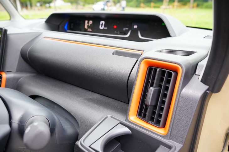 エアコン吹き出し口のオレンジアクセント。