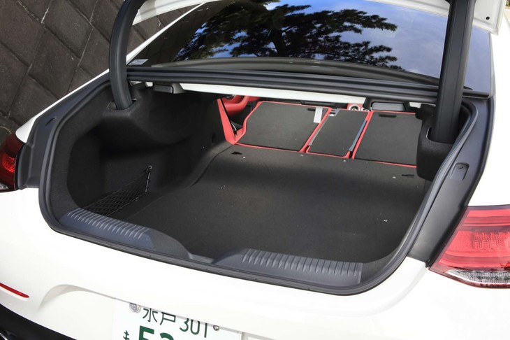 トランクルームの容量は490リッター。FR車の「CLS220dスポーツ」と比べると30リッター小さくなっている。リアのシートバックは40：20：40分割で倒すことができる。