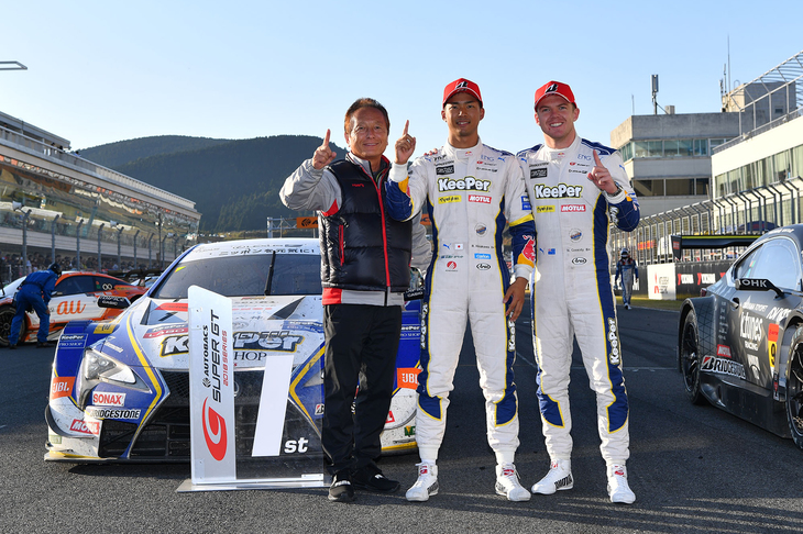 勝利を喜ぶLEXUS TEAM KeePer TOM'Sの3人。写真左から関谷正徳監督、平川 亮、そしてニック・キャシディ。