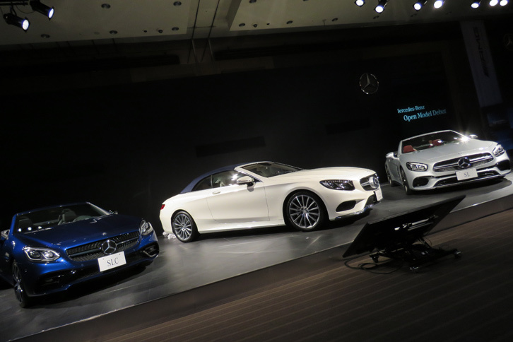 ステージ場に並べられた、右から「SL」と「Sクラス カブリオレ」「SLC」。メルセデス・ベンツでは、クーペやオープンカーなどが“ドリームカー”と呼ばれている。