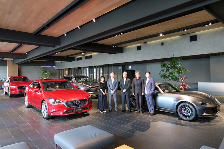 左から、建築家の吉田 愛氏とマツダの福原和幸常務執行役員、関東マツダの山口滋己社長、マツダの前田育男常務執行役員、建築家の谷尻 誠氏。