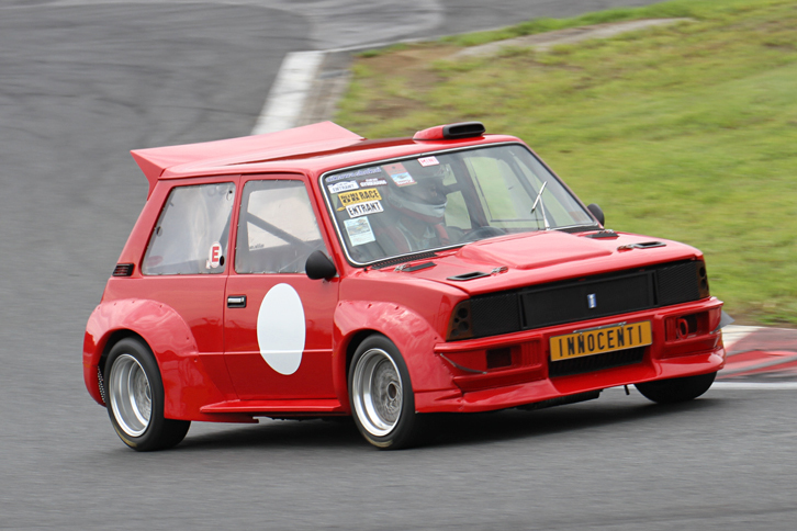 スポーツ走行より、大きくモディファイされた「イノチェンティ・ミニ・デトマソ」。イタリアでイノチェンティがライセンス生産していたミニのシャシーに、独自のボディーを着せたモデルである。