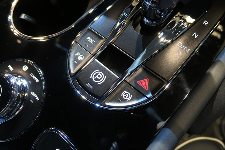 ベントレー・ベンテイガ ハイブリッド（センターコンソール）