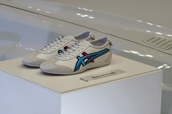 こちらは、マルティーニレーシングカラーの「オニツカタイガーMEXICO 66 DRIVING」。