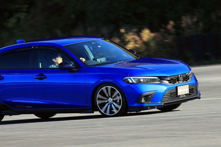 ブレーキ関連では、スポーツタイプのブレーキパッドやスリット入りのフロントブレーキローター、ミクロメッシュブレーキラインなどを用意。カッチリとした操作感と熱に対する強さを追求している。