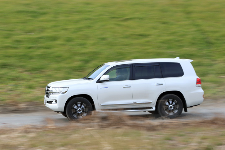 舗装路を走る「OPEN COUNTRY R/T」を装着した「トヨタ・ランドクルーザー」。