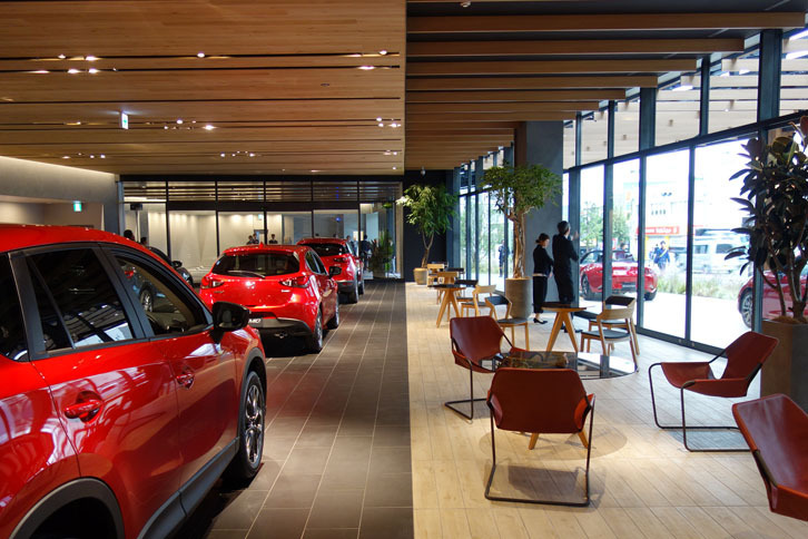 スタッフおすすめの絶景ポイント。合成写真ではなく、天井も床も同じところが境目になっている。左がショールームで、右がウッドテラス側。天気のいい日には、右側の窓は開け放つことができる。