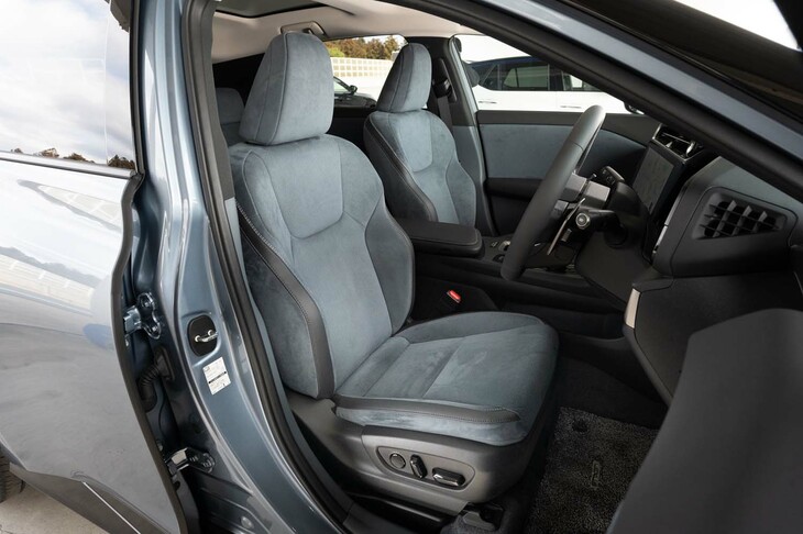 シート表皮やドアトリムにはバイオ素材のウルトラスエードを使う。触感のみならずサステイナブルにもこだわるレクサスだ。