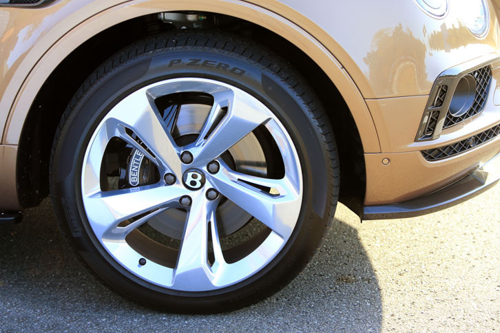 試乗車には285/40ZR22サイズ（オプション）の「ピレリPゼロ」が装着されていた。