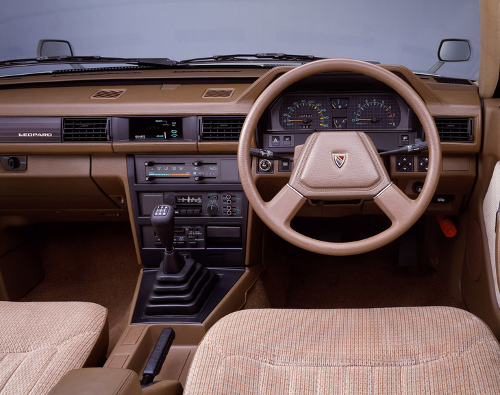 初代「日産レパード」のダッシュボード。