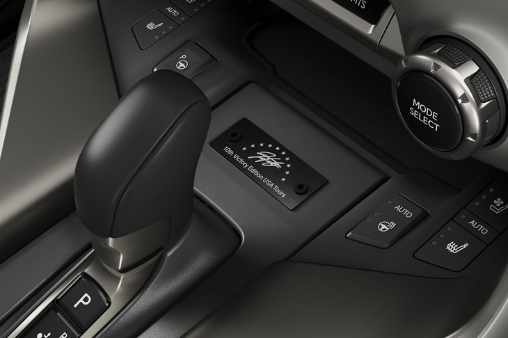 センターコンソールには、松山選手のサインを刻印したプレートが備わる。