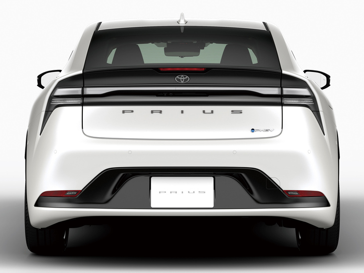 通常、ピークを後ろ寄りにしたクルマでは、リアビューがタテに伸びて見えがちなのだが、「プリウス」にはそうした違和感はない。