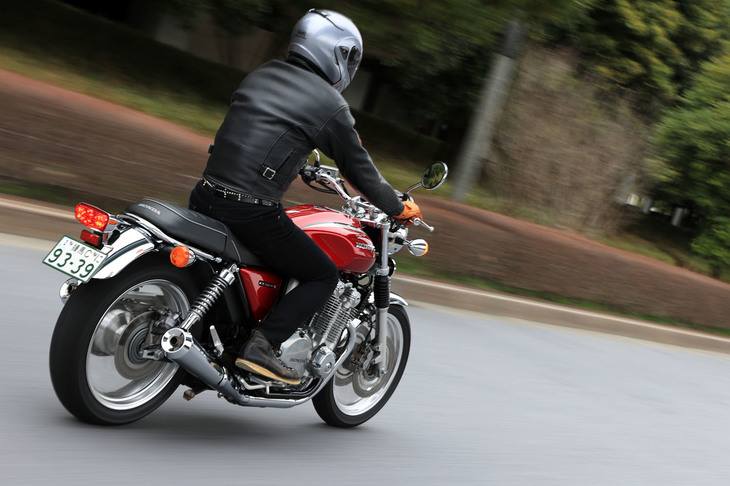 空冷4気筒エンジンの搭載車としても、日本のマーケットを第一とした大型バイクという意味でも、貴重なモデルだった「CB1100」。新車の販売終了により、今後は中古車の価格が高騰するかもしれない。