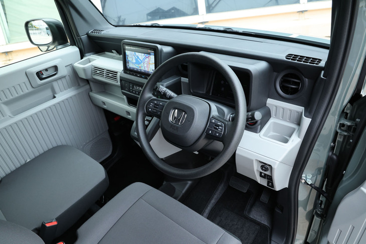 「N-VAN e： L4」のインストゥルメントパネル。助手席側のエアコン吹き出し口は風向きが調整できる仕様となり（「G」と「L2」は固定式）、助手席用のカップホルダーやトレーも設置される。