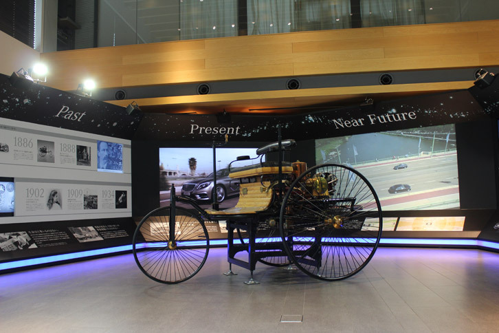 2016年7月13日から7月15日まで、代官山T-SITEガーデンギャラリーで行われる特別展示の様子。カール・ベンツが製作した初のガソリン自動車「パテント・モートル・ヴァーゲン」（レプリカ）も見ることができる。