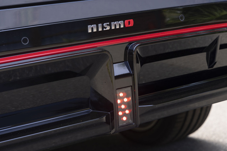 リアバンパーの中央にはNISMOのロードカーに共通のフォグランプが備わっている。