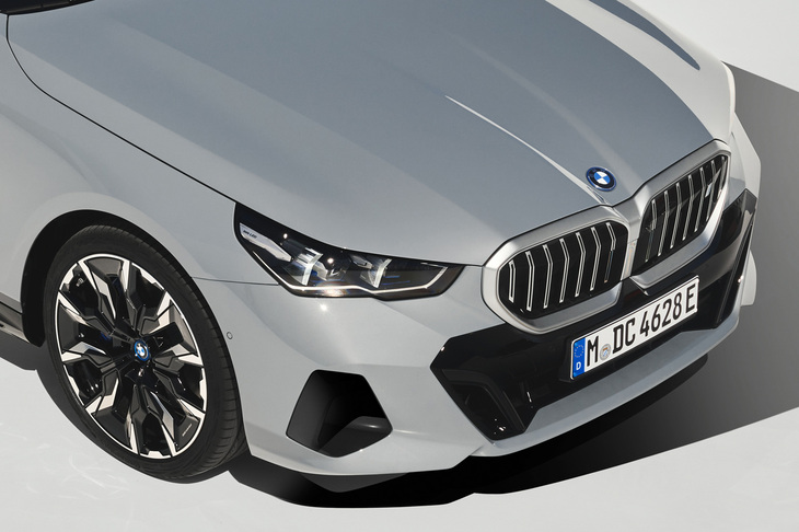 投光部は比較的素直に前を向いている「5シリーズ」のヘッドランプだが、やはり目尻の部分を“く”の字に折り曲げ、サイド側へと回り込ませている。上めから見ると、その形状がわかりやすい。