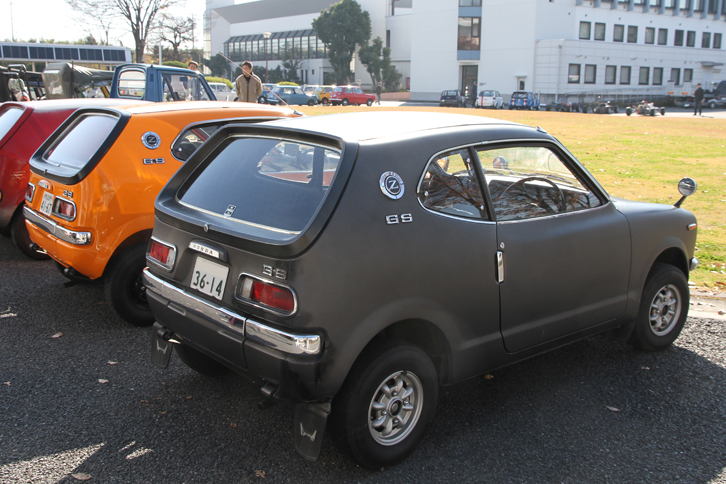 “水中メガネ”と呼ばれた開閉可能なリアウィンドウが特徴的な「Z360 GS」のリアビュー。手前の個体はつや消しの黒で塗られているが、この色は「ゼロブラック」と呼ばれるGS専用の純正色として用意されていた。近年、ハイパフォーマンスカーの世界で見られるマットカラーは、半世紀近く前にホンダが軽自動車で採用していたのである。