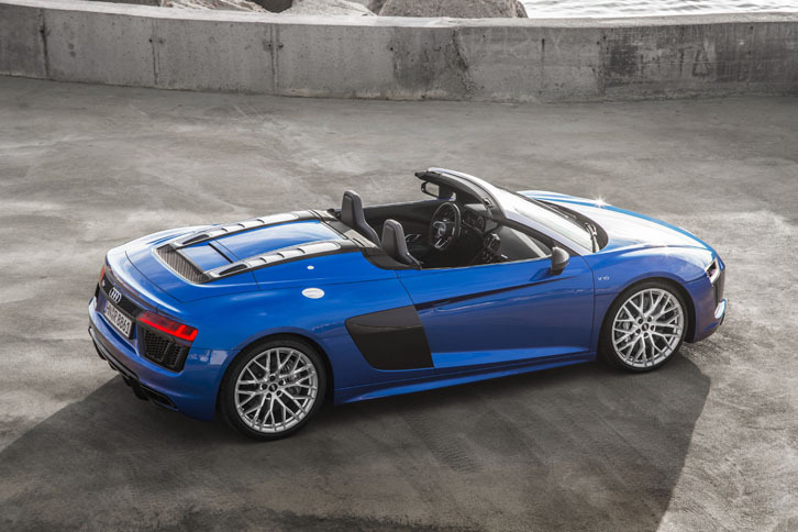 「ランボルギーニ・ウラカン」とはステアリング特性が異なる。ウラカンが時にオーバーステア傾向を示すのに対し、「R8」は弱アンダーステアにしつけられている。