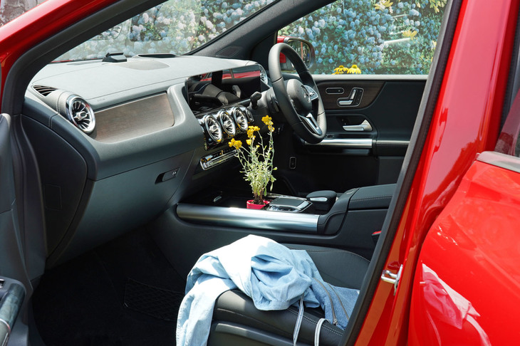 キャビンをのぞくとカップホルダーに花が生けられていた。