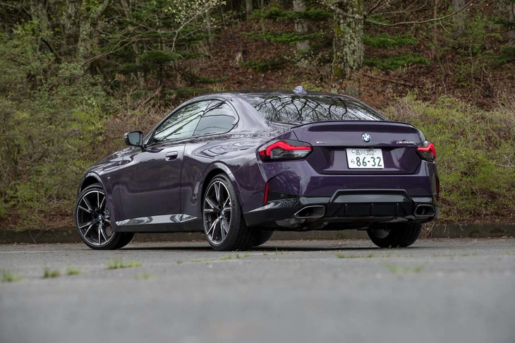 リアまわりではトランクリッドの後端をはね上げたスポイラーが特徴。ボディーカラーがダークトーンのため分かりづらいが、フロントとサイドも含めてボディー下部の樹脂パーツはグレーでコーディネートされている。