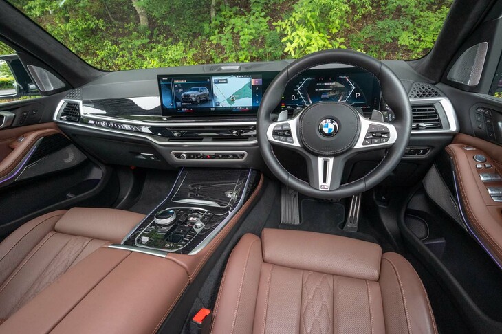 最新のBMW車ではおなじみの「カーブドディスプレイ」を採用。旗艦SUVだけあってメーターパネルが12.3インチ、センターディスプレイが14.9インチの特大サイズだ。