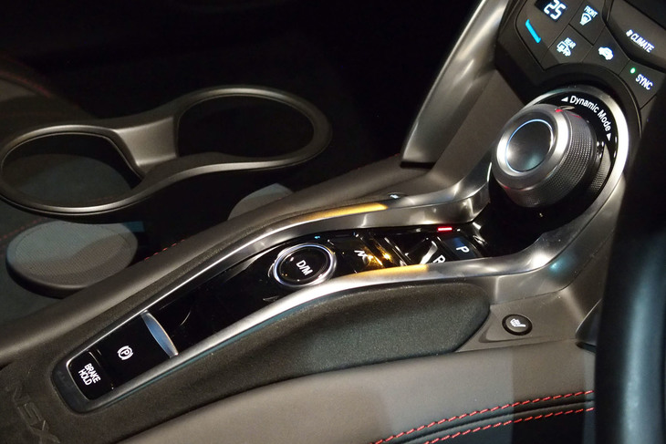 スイッチ式シフトセレクターの前方に、走行モードの切り替えダイヤルを配置。走行モードはEV走行用の「クワイエット」、デフォルトの「スポーツ」と少し走りが元気になる「スポーツ＋」、そして最強の「トラック」という全4種類が用意されている。