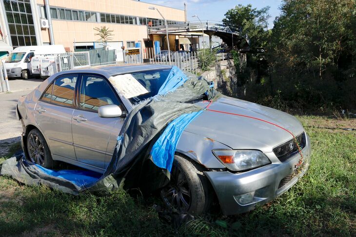 各部が破損した「レクサスIS200 TRD」。貼り紙には「警察に連絡済み。レッカー車を予約済みです」の文字が。2022年シエナで撮影。
