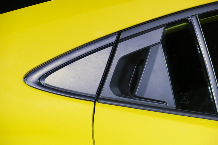 トヨタ・プリウス2.0L PHEVプロトタイプ（リアドアオープナー）