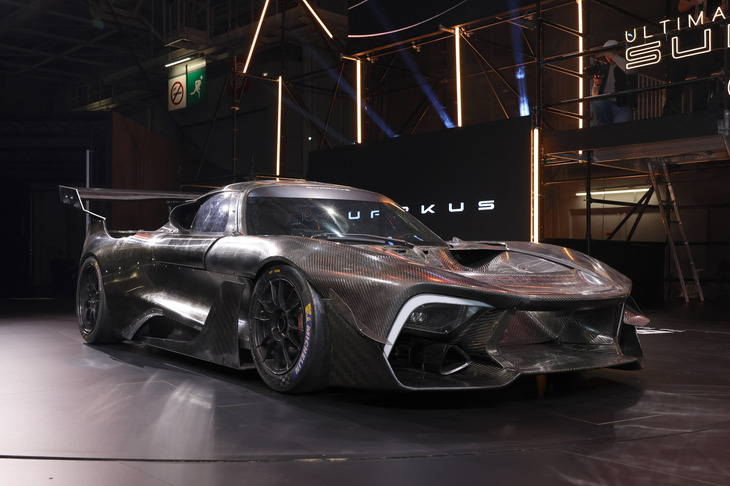 フランスのマニュファクチュール、クォークスによる「イペルノーヴァ」。エタノール燃料対応の1000cc 4気筒マイルドハイブリッドエンジン（330HP）と、車両重量わずか600kgのフルカーボンボディーをもつ。