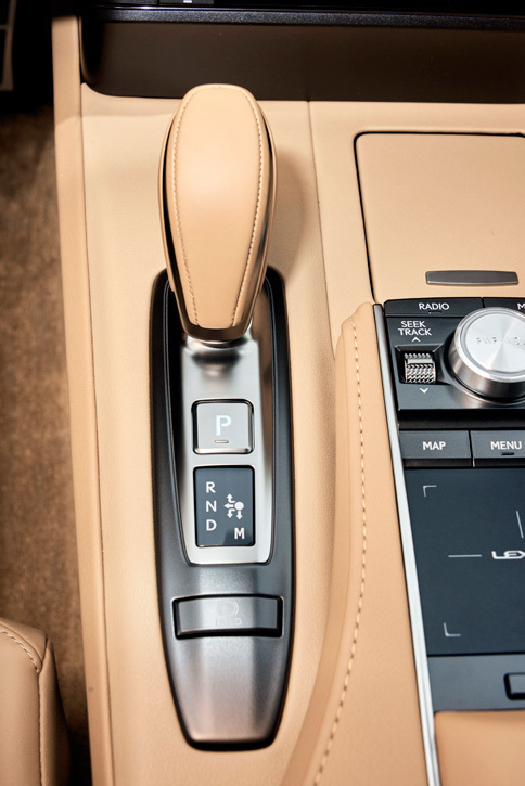 新開発の10段ATを搭載した「500」のシフトセレクター。ハイブリッド車の「500h」も、シフトセレクターは写真のようなレバー式となっている。