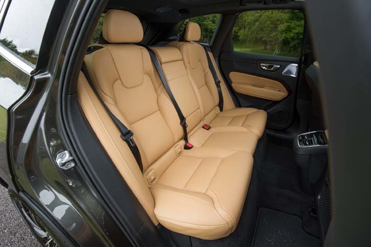 「インスクリプション」では、リアにもシートヒーター機能が備わる。