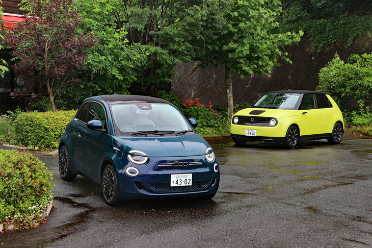「フィアット500e」（左）と「ホンダe」のデビューはともに2020年。その背景には、厳しさを増す欧州の環境規制を、優遇措置のあるEVを販売することで乗り切ろうというねらいがあった。