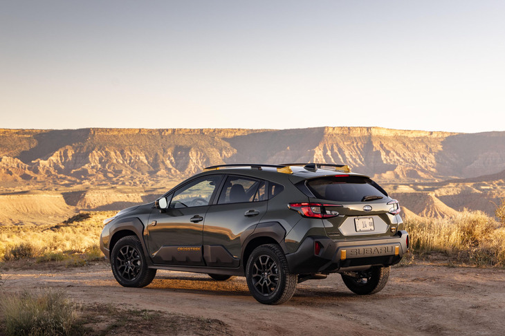 「クロストレック ウィルダネス」は、専用の前後バンパーやヘキサゴングリル、拡大したホイールアーチクラッディング、ヘキサゴンモチーフLEDフォグランプなどを装備。アンダーボディープロテクションが採用されるのも特徴だ。