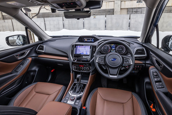 センターの一番高い位置に、トリップコンピューターやADAS、車両の傾斜角、4WDの駆動状況、「X-MODE」の作動状況などの情報が表示されるカラーディスプレイを配した「フォレスター」のインストゥルメントパネル。基本デザインは2018年のデビュー時から変わっていない。